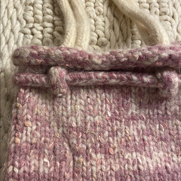 Hand-knit fuzzy tote bag - Picture 6 of 9